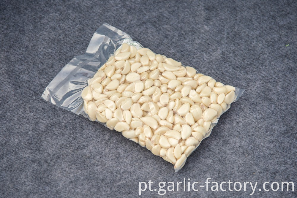 Vacuum packaging peeled garlic